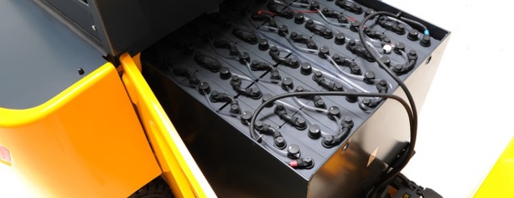 Güç Kaynağınız Güvende: ELC Endüstriyel'den Traksiyoner Akü Bakımı